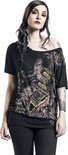 Model draagt een zwart T-shirt met gitaarprint, off-shoulder hals en tatoeages op haar linkerarm.