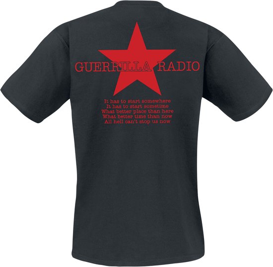 Zwart t-shirt met achterop een rode ster, 'GUERILLA RADIO' en songtekst in het rood.