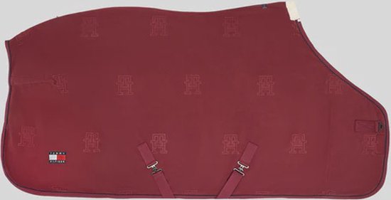 Rode paardendeken met herhalende TH monogrammen, gespen en bontrand.
