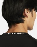 Nauwkeurige weergave van de nek van een zwart Nike Pro shirt met witte tekst.