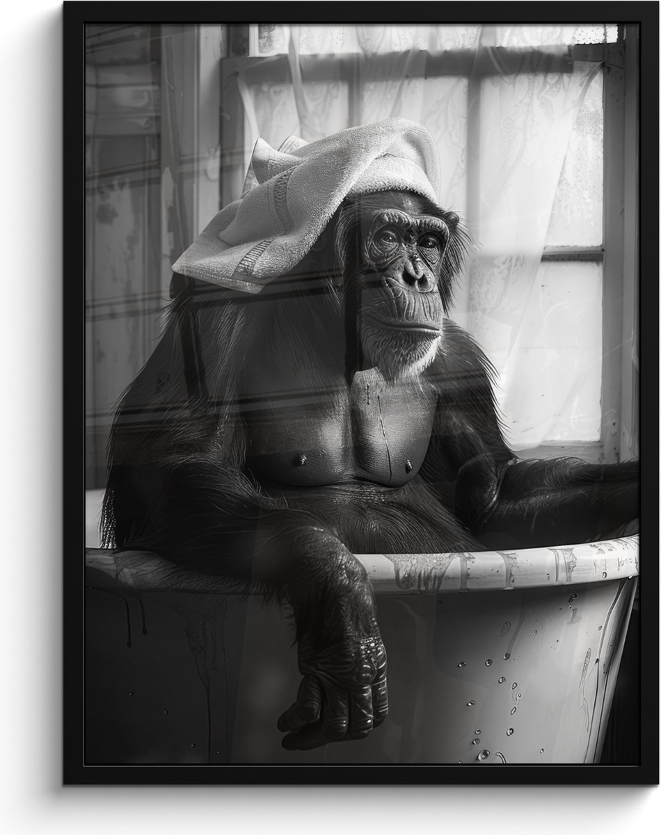FrameYourWall Poster in lijst - Fotolijst 60x80 cm - Posters - Aap - Dier - Bad - Zwart - Wit - Humor - Posterlijst zwart - Wanddecoratie badkamer - Muurdecoratie WC - Decoratieve accessoires - Toilet muur decoratie Aap - WC