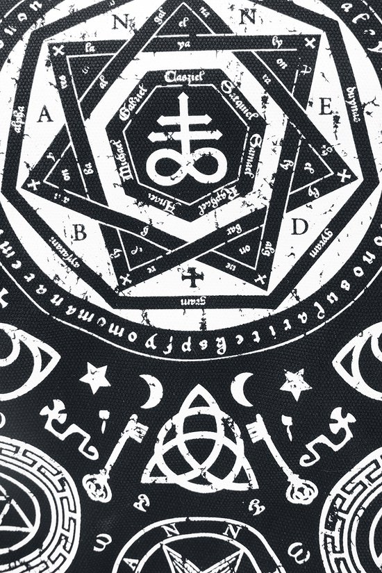 Gedetailleerde close-up van een witte occulte print op zwarte stof.