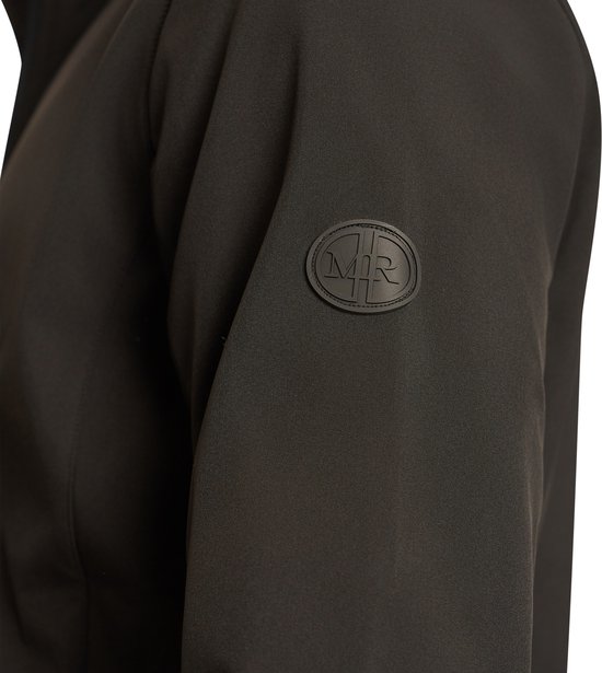 Zwarte jas met een zwart, ovaal logo met 'MR' erop op de linkermouw.