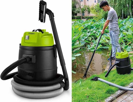 Zwarte vijverstofzuiger met groen deksel en een man die de vijver stofzuigt.
