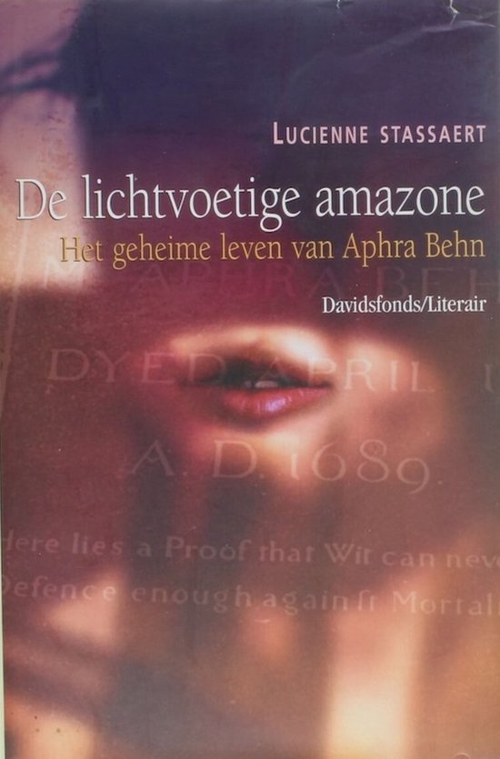 Boek "De lichtvoetige amazone" door Lucienne Stassaert. Abstracte rode en bruine achtergrond met tekst.