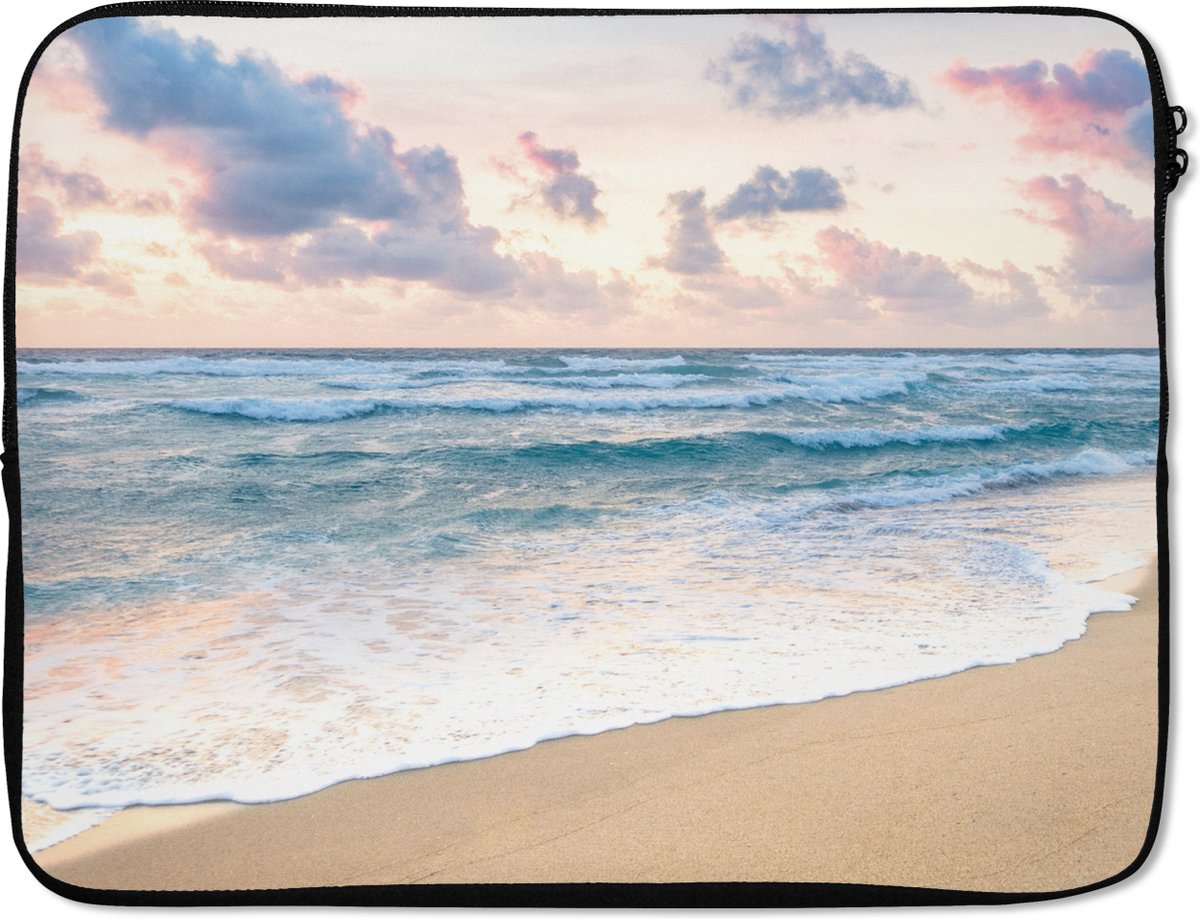 Laptophoes 15.6 inch - Strand - Wolken - Pastel - Laptop sleeve - Binnenmaat 37x26 cm - Zwarte achterkant