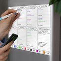 Grijp een telefoon en een pen om de whiteboard weekplanner in te vullen. Planbord met dagen en secties voor boodschappenlijst en notities.