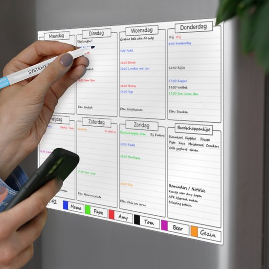 Grijp een telefoon en een pen om de whiteboard weekplanner in te vullen. Planbord met dagen en secties voor boodschappenlijst en notities.