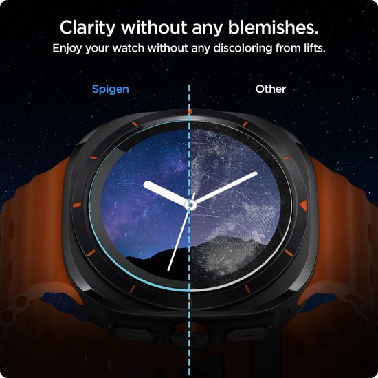 Smartwatch met oranje bandje. Linkerhelft toont Spigen bescherming, rechterhelft andere bescherming.