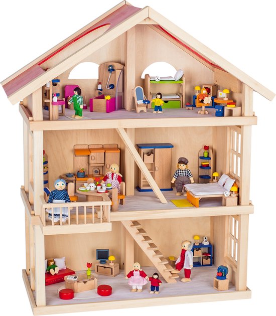 Drie verdiepingen tellend houten poppenhuis met ingerichte kamers, balkon, rode daken en poppetjes.