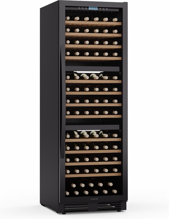 Zwarte wijnkoeler met glazen deur, gevuld met houten wijnrekken en flessen.