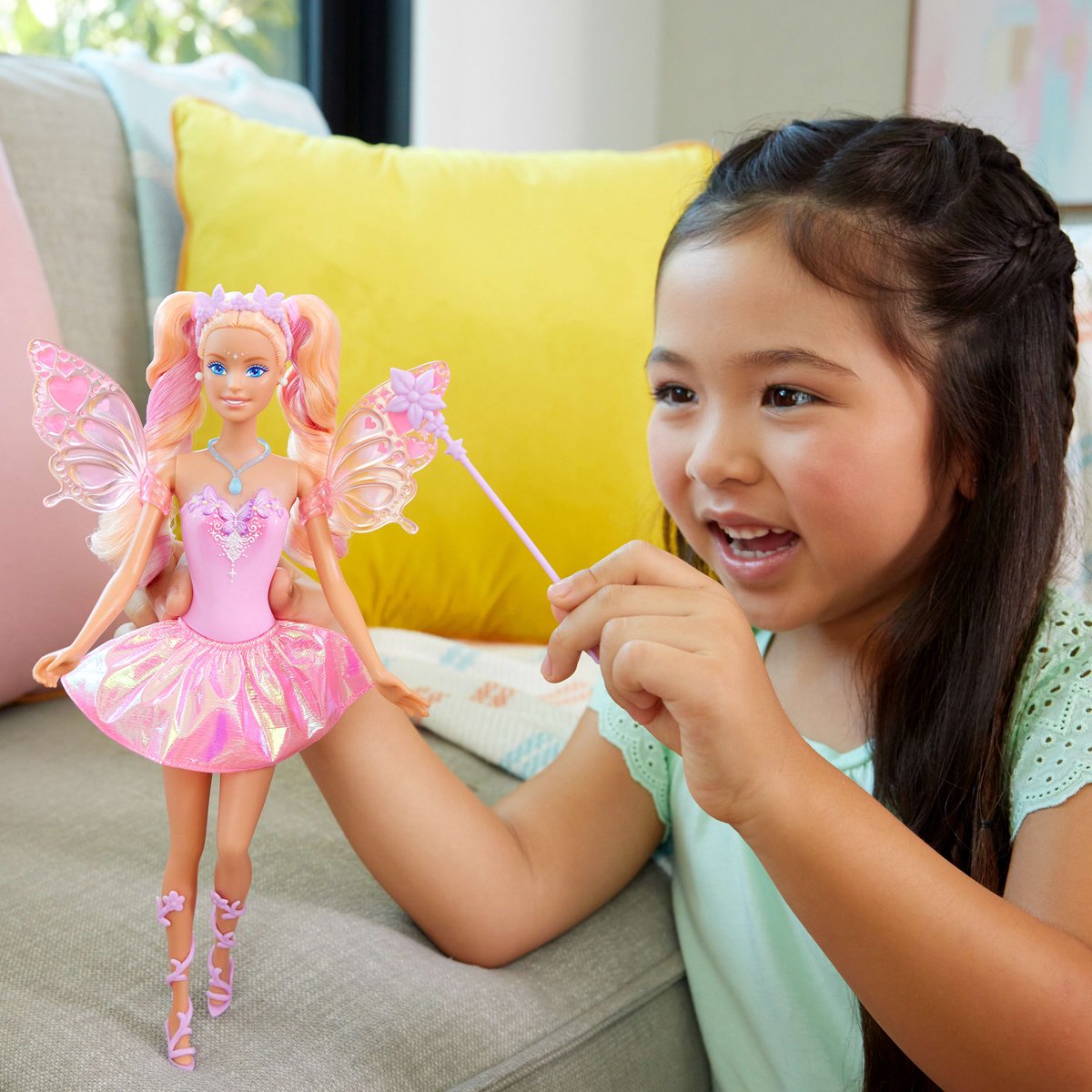 Barbie Fantasie - Sprookjespop - Met van kleur veranderende vleugels en outfit — afbeelding 5