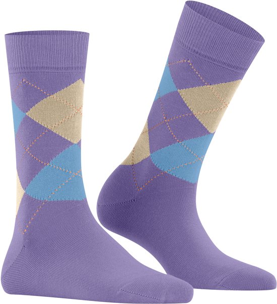 Paar paarse sokken met ruitenpatroon in lichtblauw, beige en oranje stiksels.