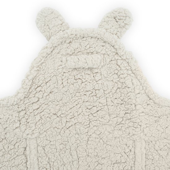 Crèmekleurige teddy wikkeldeken met konijnenoren en een flapje aan de achterkant.