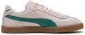 Roze Puma sneaker met zijdelings een groene Puma-streep en gouden logo.