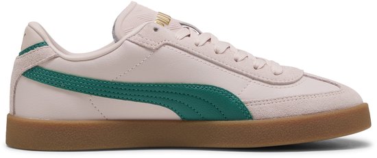 Roze Puma sneaker met zijdelings een groene Puma-streep en gouden logo.