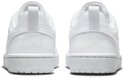 Achterkant van een paar witte Nike sneakers met Nike logo op de zool.