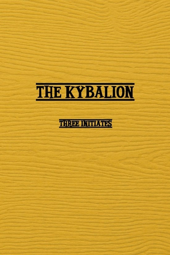 Boekomslag van 'The Kybalion' door 'Three Initiates' op een gele, houtnerf achtergrond.