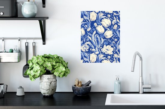 Papier peint bleu avec fleurs crème, tulipes et feuilles dans une cuisine.