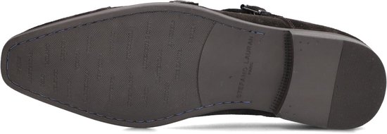 Onderkant van een donkerbruine suède monk schoen met twee gespen.