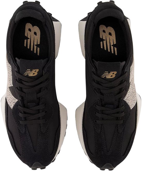 Bovenkant van een paar zwarte New Balance 327 sneakers met beige luipaardprint N-logo.