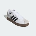 Witte Adidas Vl Court 3.0 dames sneaker met zwarte strepen, bruine zool, grijs suède detail, close-up.