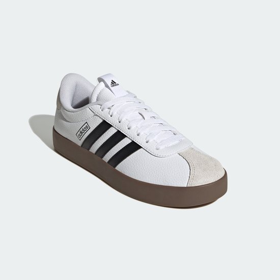 Witte Adidas Vl Court 3.0 dames sneaker met zwarte strepen, bruine zool, grijs suède detail, close-up.