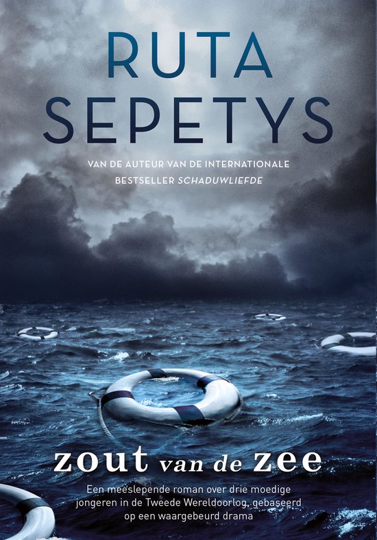 Boekomslag met de titel 'Zout van de zee' en de auteur Ruta Sepetys. Vier reddingsboeien drijven op een woelige zee onder een dramatische lucht.