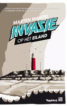 Boekomslag 'Invasie op het eiland' met rode vuurtoren op rotsachtig eiland, Marten Mantel