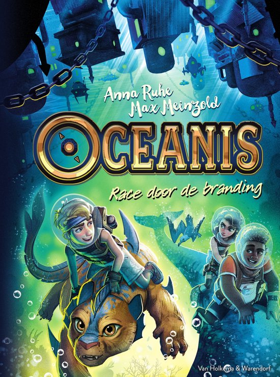 Boekcover 'Oceanis 2 - Race door de branding'. Drie kinderen op zeedieren onderwater, met onderzeese steden en kettingen.