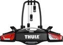 Zwarte Thule VeloCompact fietsendrager met achterlichten, voor 3 fietsen.