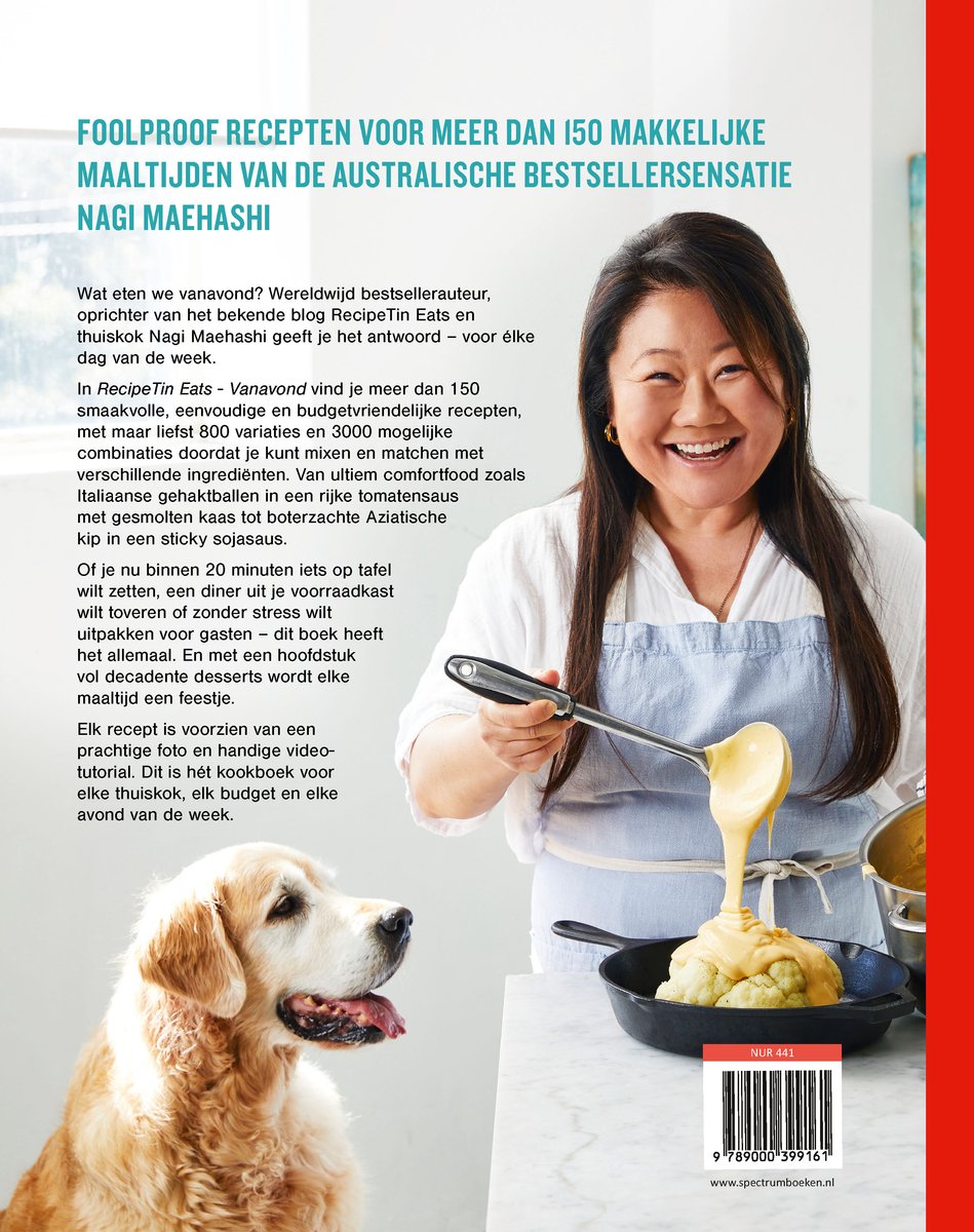 Nagi Maehashi schept saus over bloemkool in een pan. Een hond kijkt toe. Achterkant van het boek "RecipeTin Eats Vanavond".