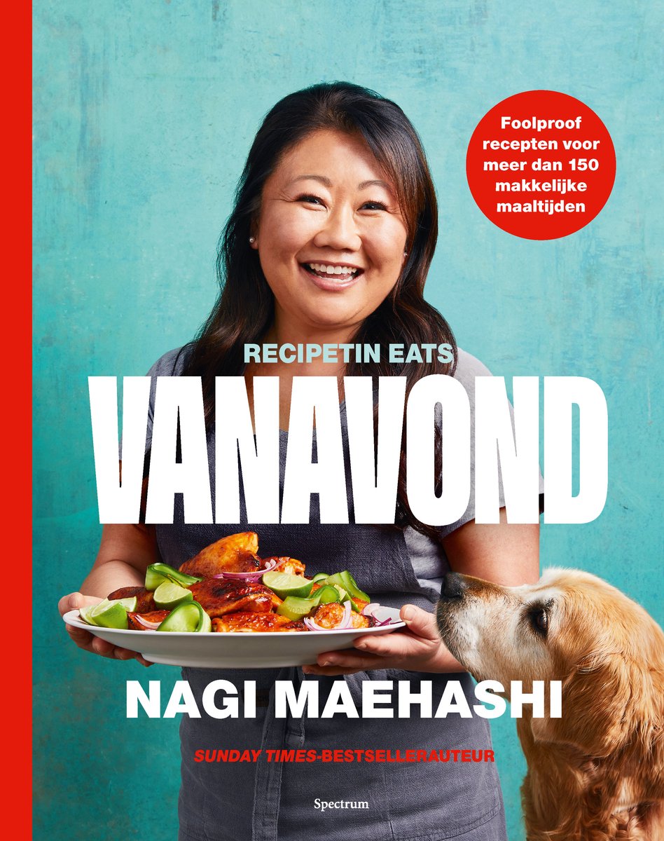 Nagi Maehashi houdt een schaal met eten vast, met een hond aan de rechterkant. "RecipeTin Eats Vanavond"