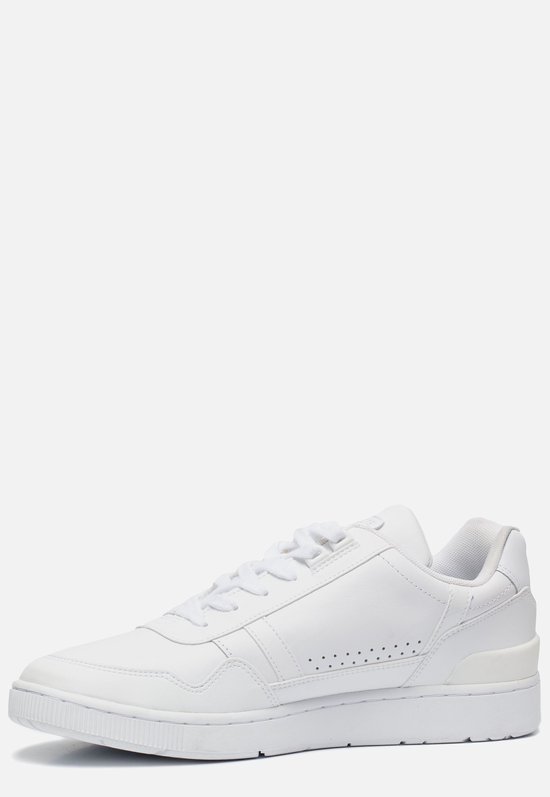 Witte Lacoste sneaker met groen krokodillenlogo op de zijkant.