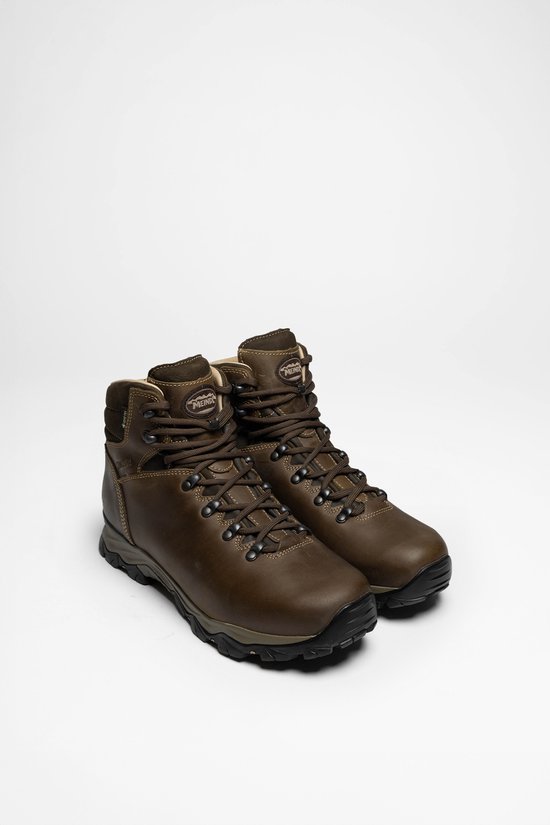 Een paar bruine Meindl leren wandelschoenen met veters, op een witte achtergrond.