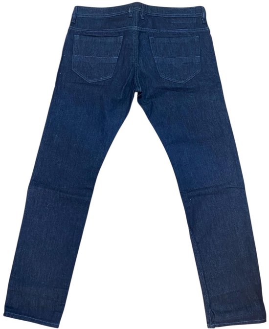 Achterkant donkerblauwe Diesel jeans met rechte pijpen.