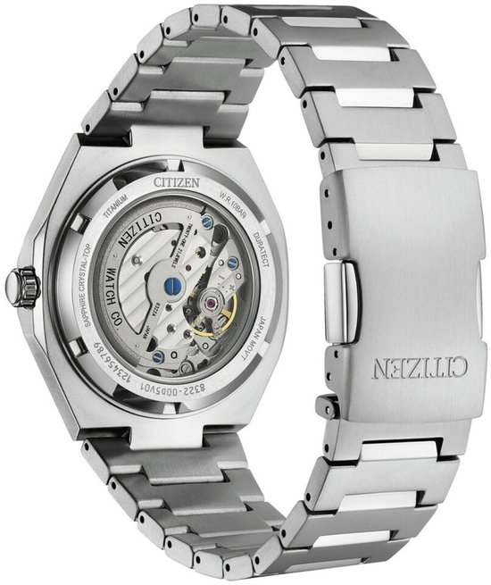 Achterkant van een Citizen horloge met zichtbaar uurwerk en zilverkleurige titanium kast en band. Tekst op de achterkant.