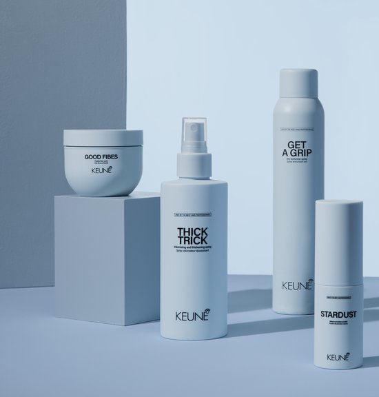 Vier Keune haarproducten: een potje, twee sprays en een klein flesje in pastelblauw.