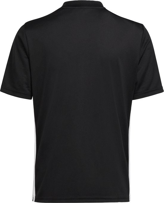 Achterkant van een zwart adidas sportshirt met een kraagje en witte strepen op de zijkanten.