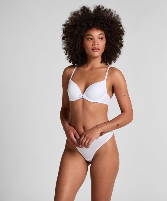 Model met witte voorgevormde plunge bh, verstelbare bandjes en strikje op de borst.