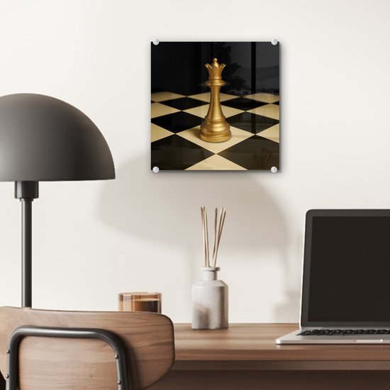 MuchoWow® Glasschilderij 20x20 cm - Schilderij acrylglas - Koningin - Schaakstuk - Geblokt - Goud - Foto op glas - Muurdecoratie woonkamer - Wanddecoratie slaapkamer - Schilderijen