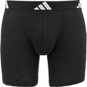 Zwarte Adidas boxer briefs met witte Adidas logo's op de zwarte tailleband.