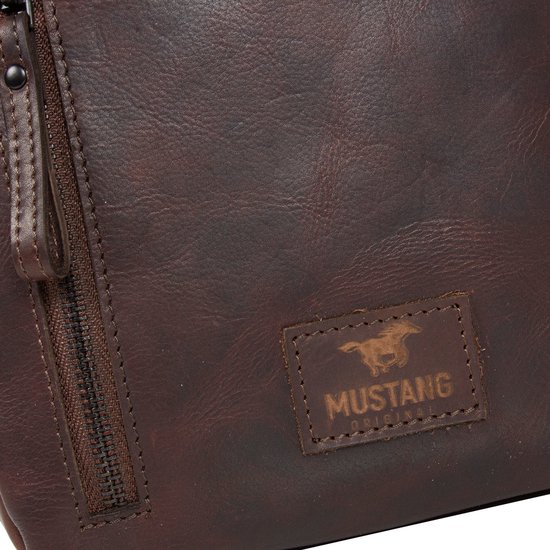 Bruine leren tas van Mustang met een Mustang logo-embleem op de voorzijde.