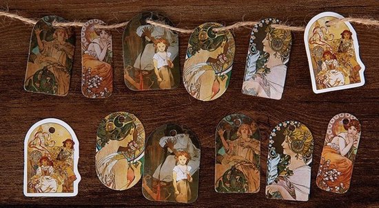Hangende tags met Art Nouveau afbeeldingen van vrouwenfiguren en bloemen, in diverse vormen en kleuren.