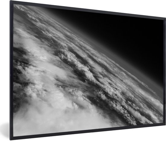 Photo en cadre - Terre aux nombreux nuages de l'espace en cadre photo noir et blanc noir sans passe-partout 120x80 cm - Affiche sous cadre (Décoration murale salon / chambre)