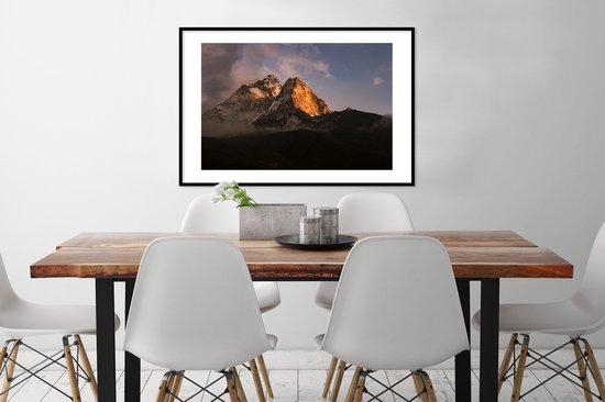 Photo en cadre - K2 cadre photo montagne dans la brume noir avec passe-partout blanc 60x90 90x60 cm - Affiche sous cadre (Décoration murale salon / chambre)