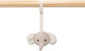 Lichtbruine gebreide olifant knuffel met witte oren, hangend aan een houten stok.
