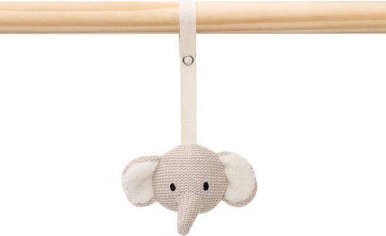 Lichtbruine gebreide olifant knuffel met witte oren, hangend aan een houten stok.