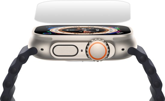 Zijaanzicht van een Apple Watch Ultra met een screenprotector die erboven wordt gehouden, klaar om te worden aangebracht.