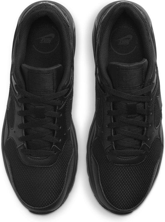 Bovenkant van twee zwarte Nike Air Max sneakers, met veters en Nike logo op de tong.